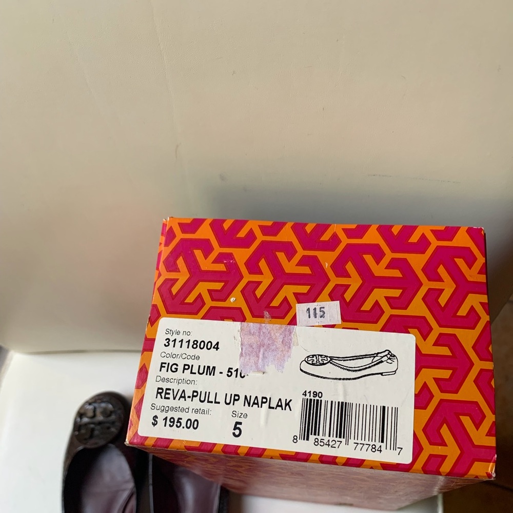 Patent burgundy round toes flats. Elegant. Almost new